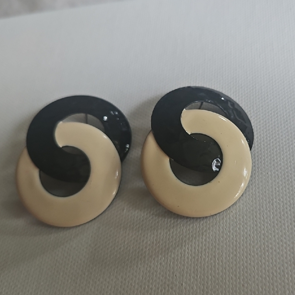 Chic Black and Cream Interlocking Earrings